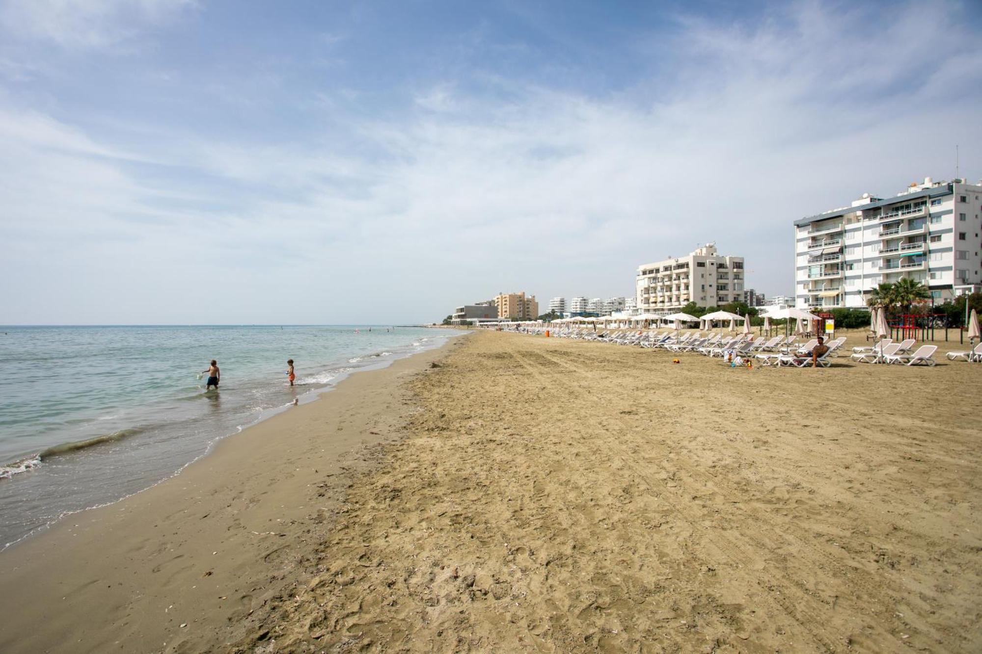 Palmove Luxurious Beachfront Apt Larnaca Exterior foto
