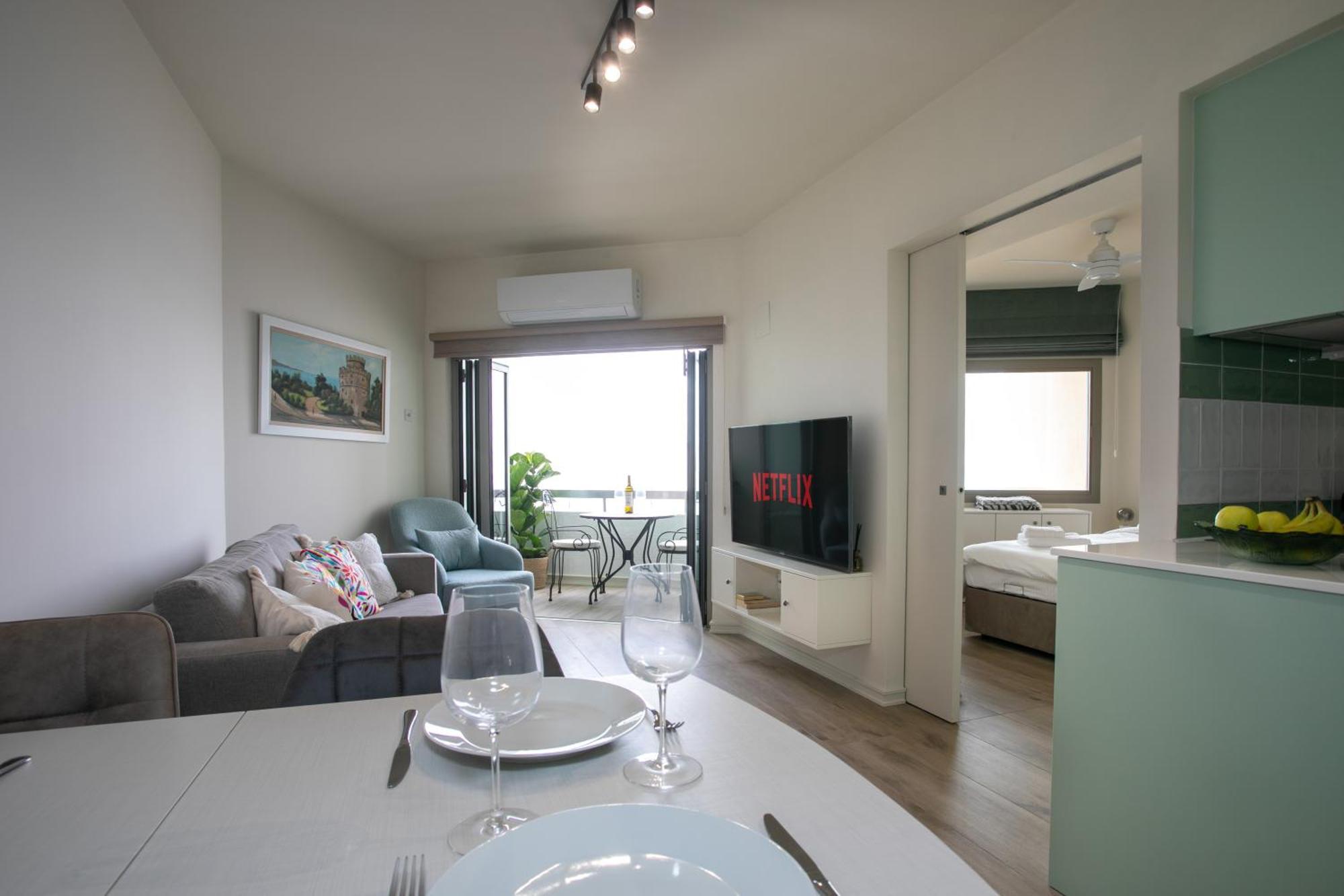 Palmove Luxurious Beachfront Apt Larnaca Exterior foto