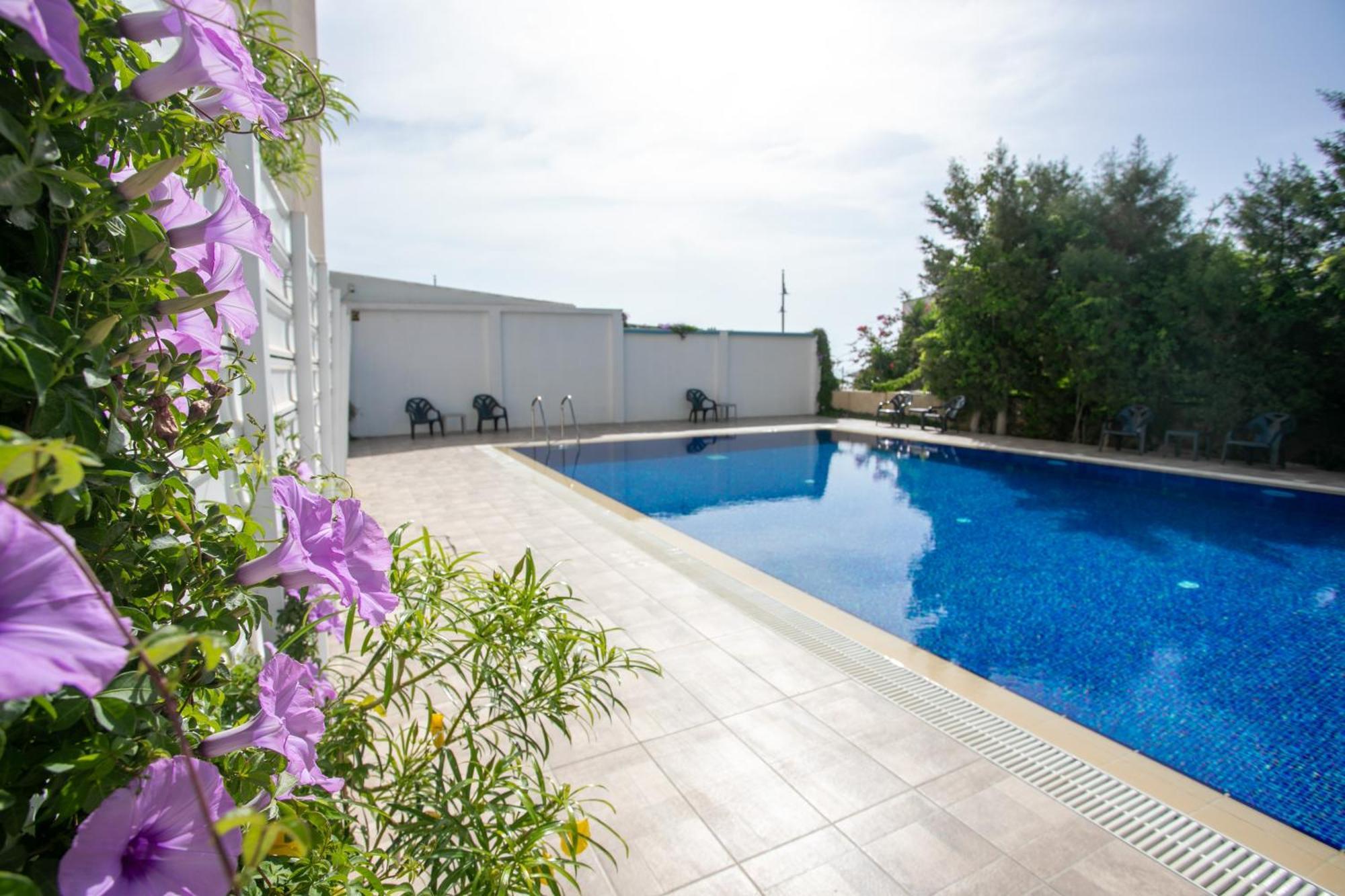 Palmove Luxurious Beachfront Apt Larnaca Exterior foto