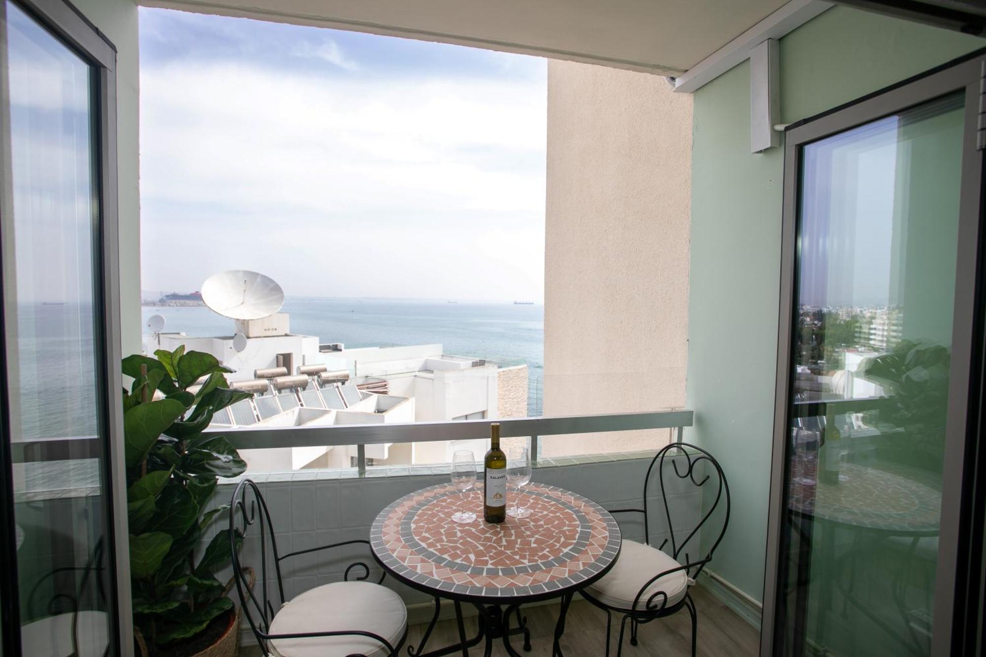 Palmove Luxurious Beachfront Apt Larnaca Exterior foto