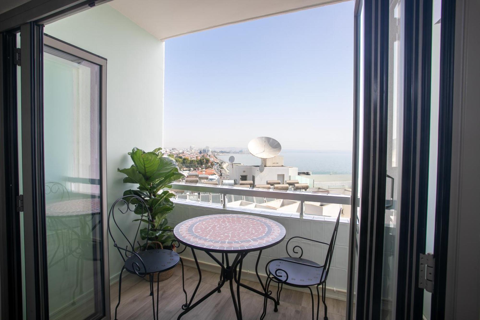 Palmove Luxurious Beachfront Apt Larnaca Exterior foto