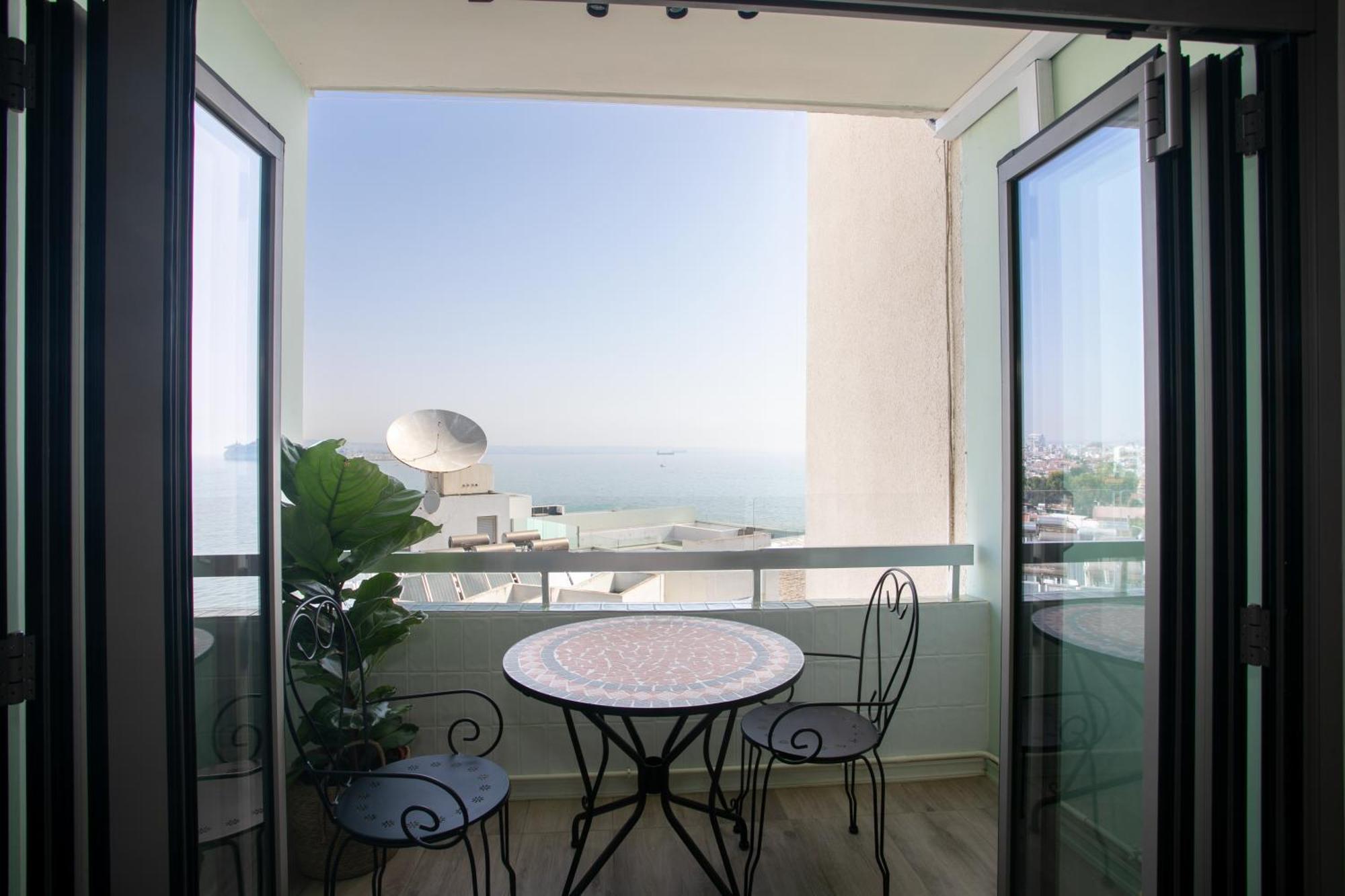 Palmove Luxurious Beachfront Apt Larnaca Exterior foto