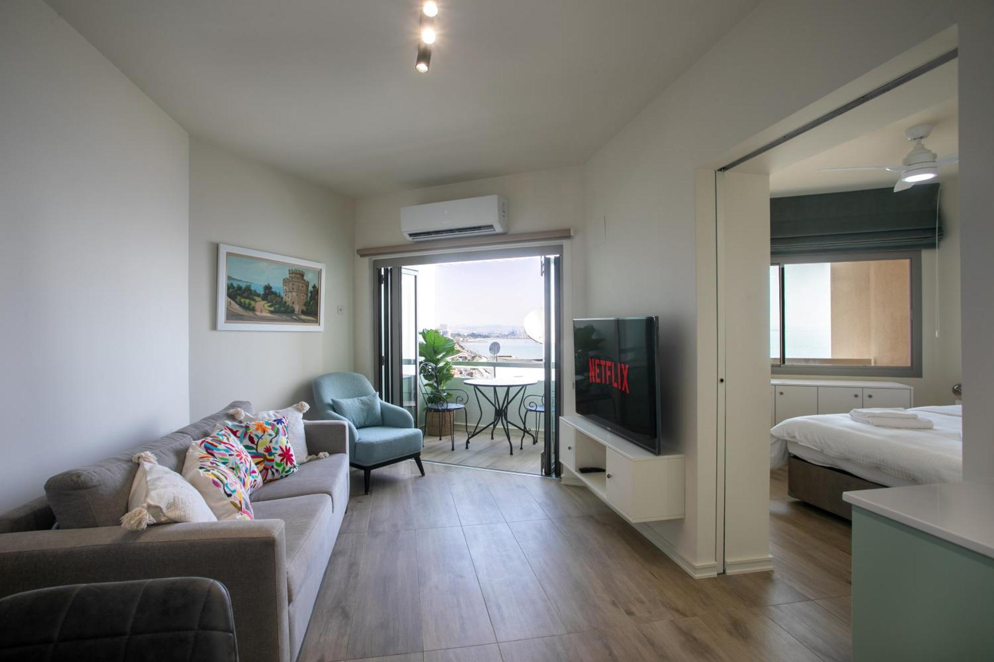 Palmove Luxurious Beachfront Apt Larnaca Exterior foto